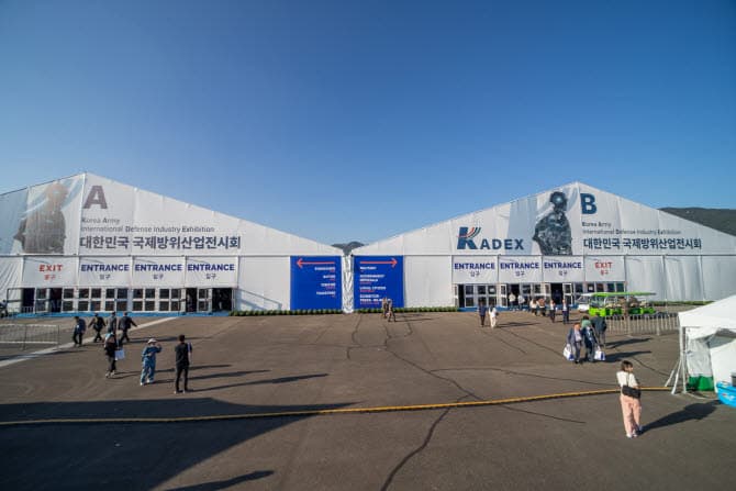 KADEX·DX 갈등 속 국방부 제3 전시회 추진 논란